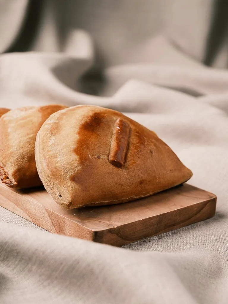 Empanadillas gallegas sobre tabla de madera