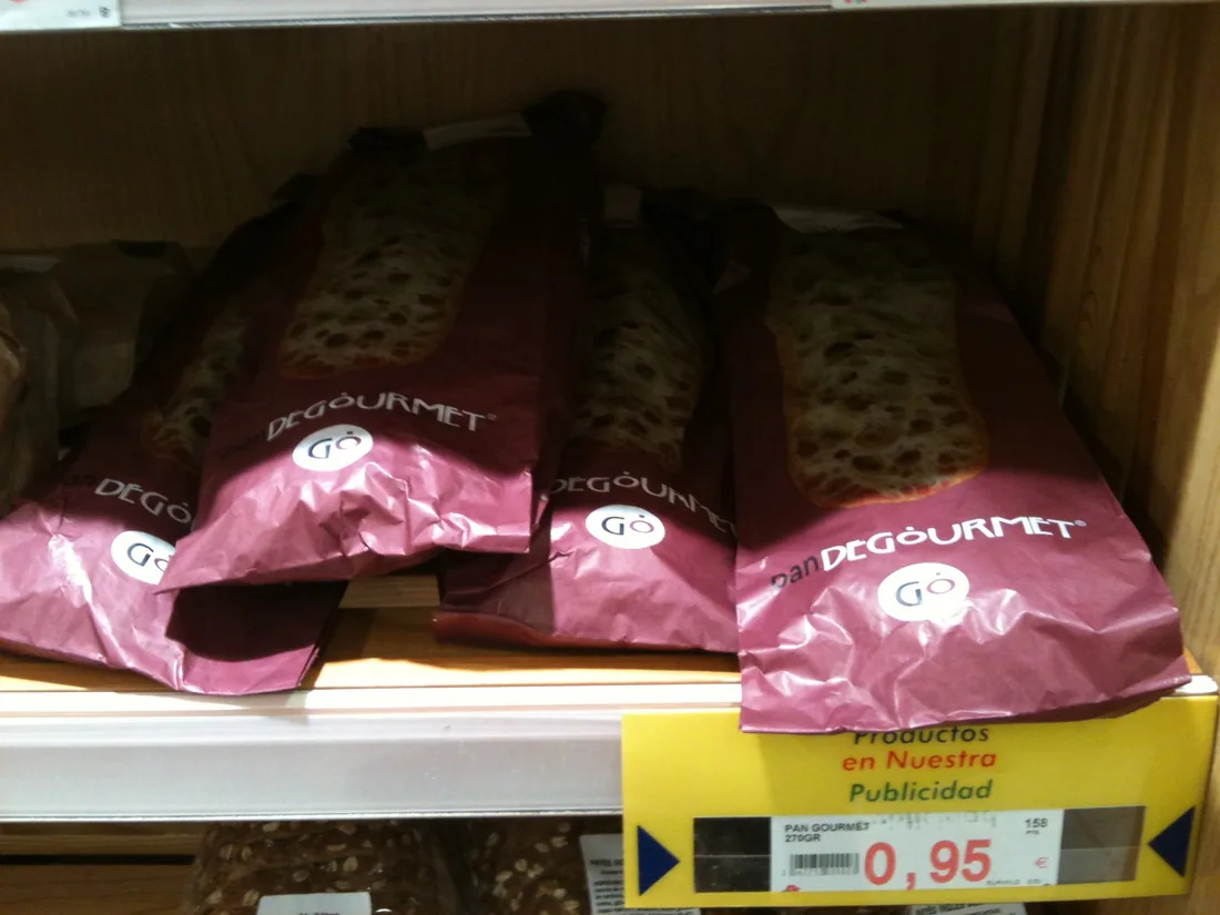 Bolsas de pan de Pan de Gourmet en el lineal de un supermercado